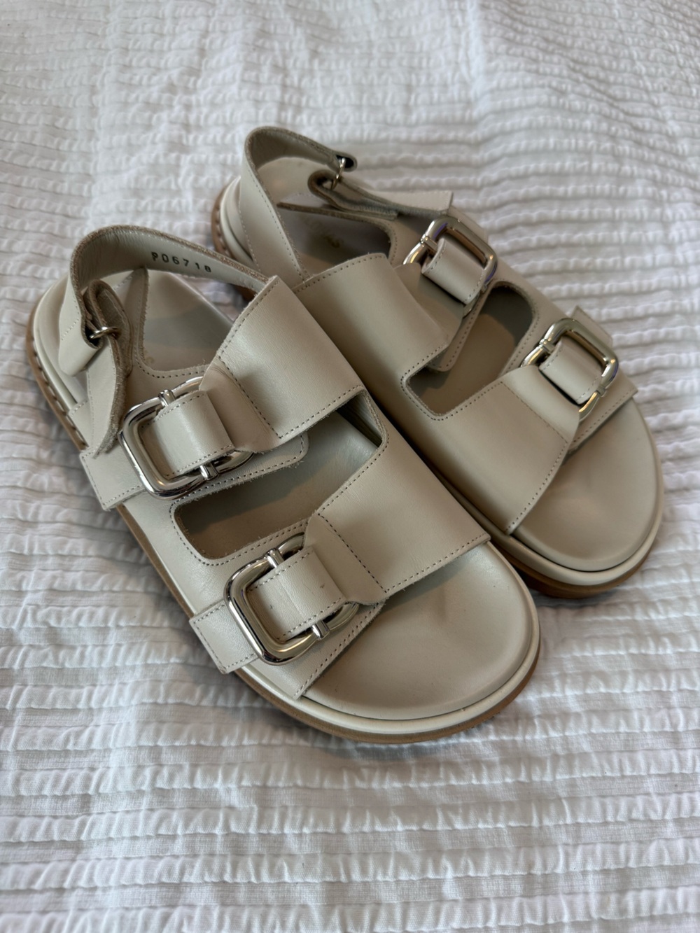 ALOHAS Cream Leather Double-Buckle Sandals